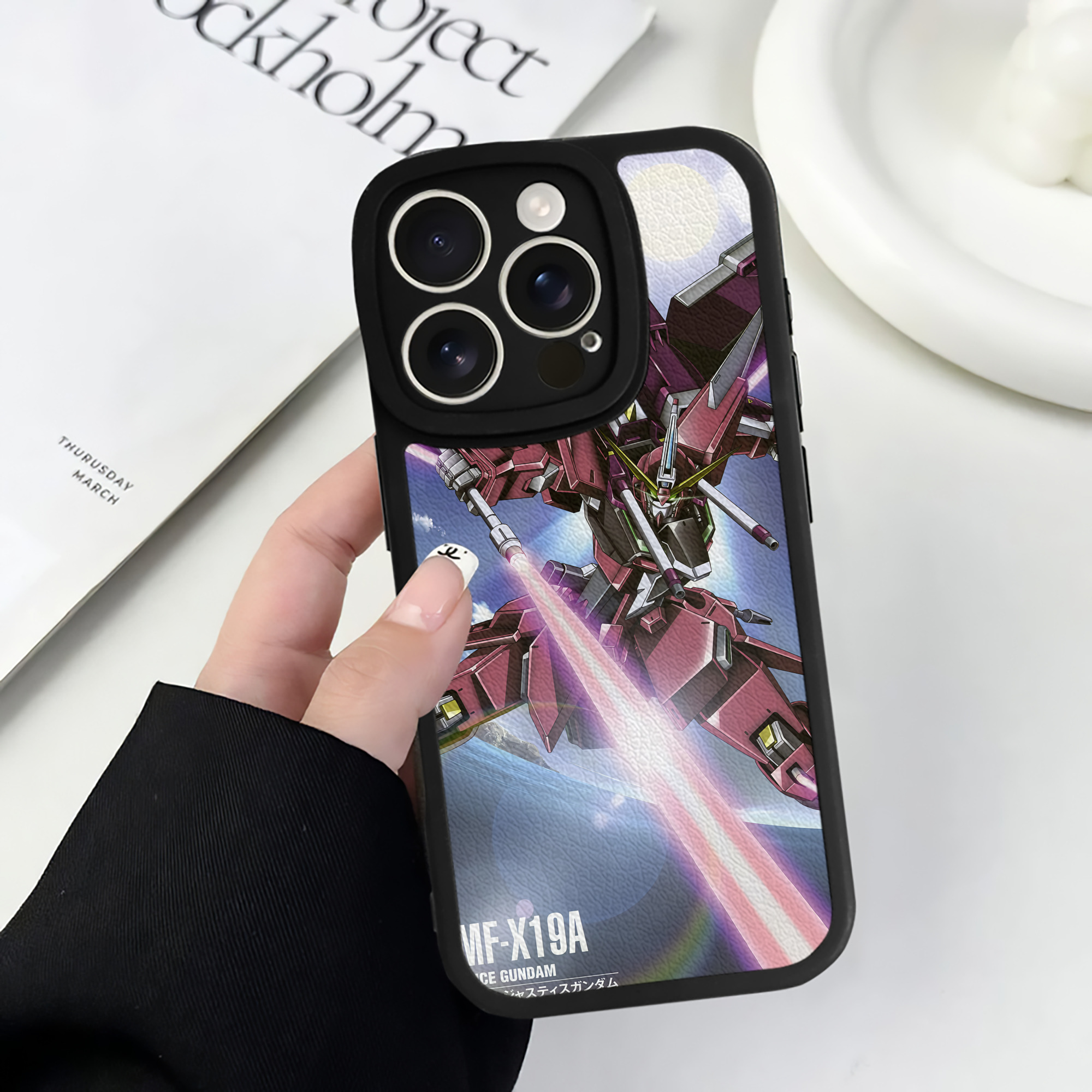 （画像用） 機動戦士ガンダム Mobile Suit Gundam 【iPhone 16シリーズ対応】シリコンスマホケース（レザー調） 材質：シリコン